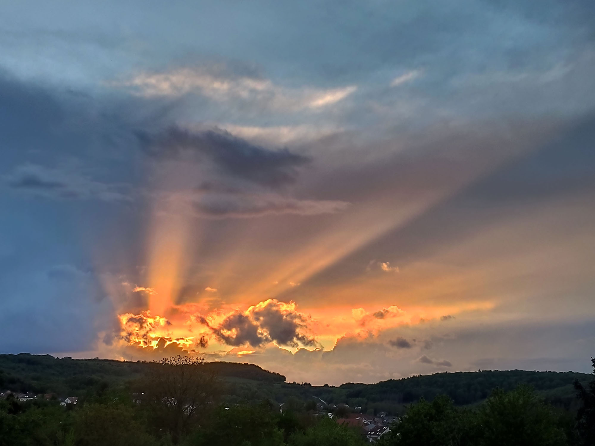 L’attribut alt de cette image est vide, son nom de fichier est nuages-Jean-Nicolas-20210522_205825-s.jpg.